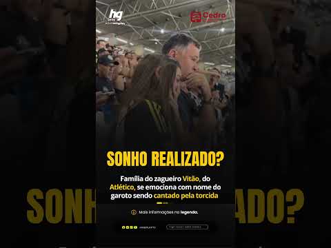 Torcida do Atlético canta o nome de Vitão, e família do zagueiro se emociona